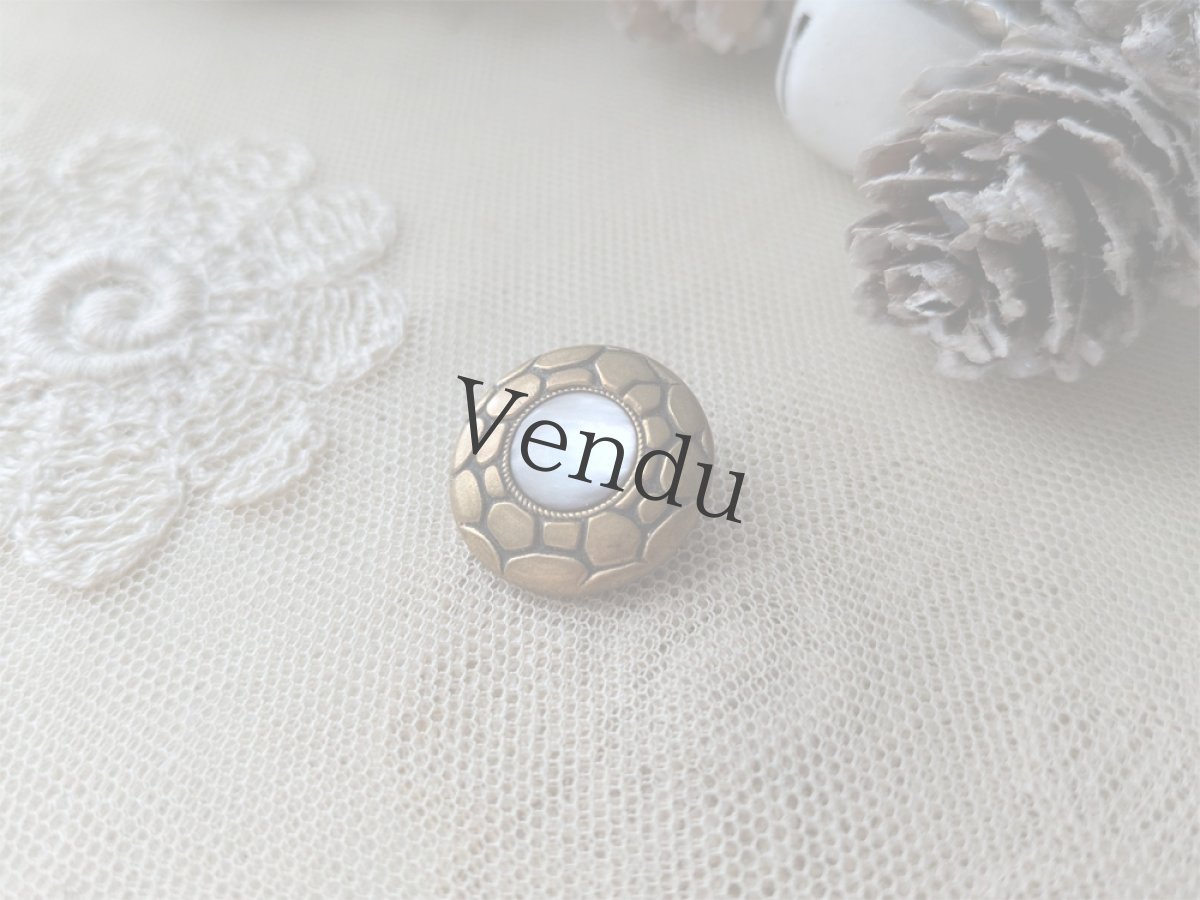 画像2: フランスヴィンテージ  ゴールドメタルボタン 貝 22mm (2)