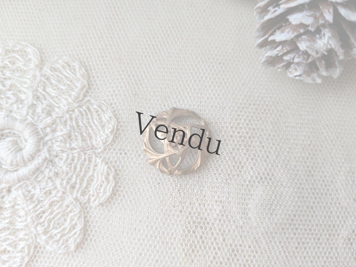 画像1: フランスアンティーク  型押しメタルボタン アール=ヌーヴォー 19mm (1)