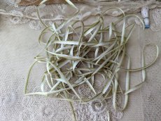 画像2: フランス 1900年前後  台紙巻きリボン刺繍用シルクリボン グリーングラデ 656cm (2)