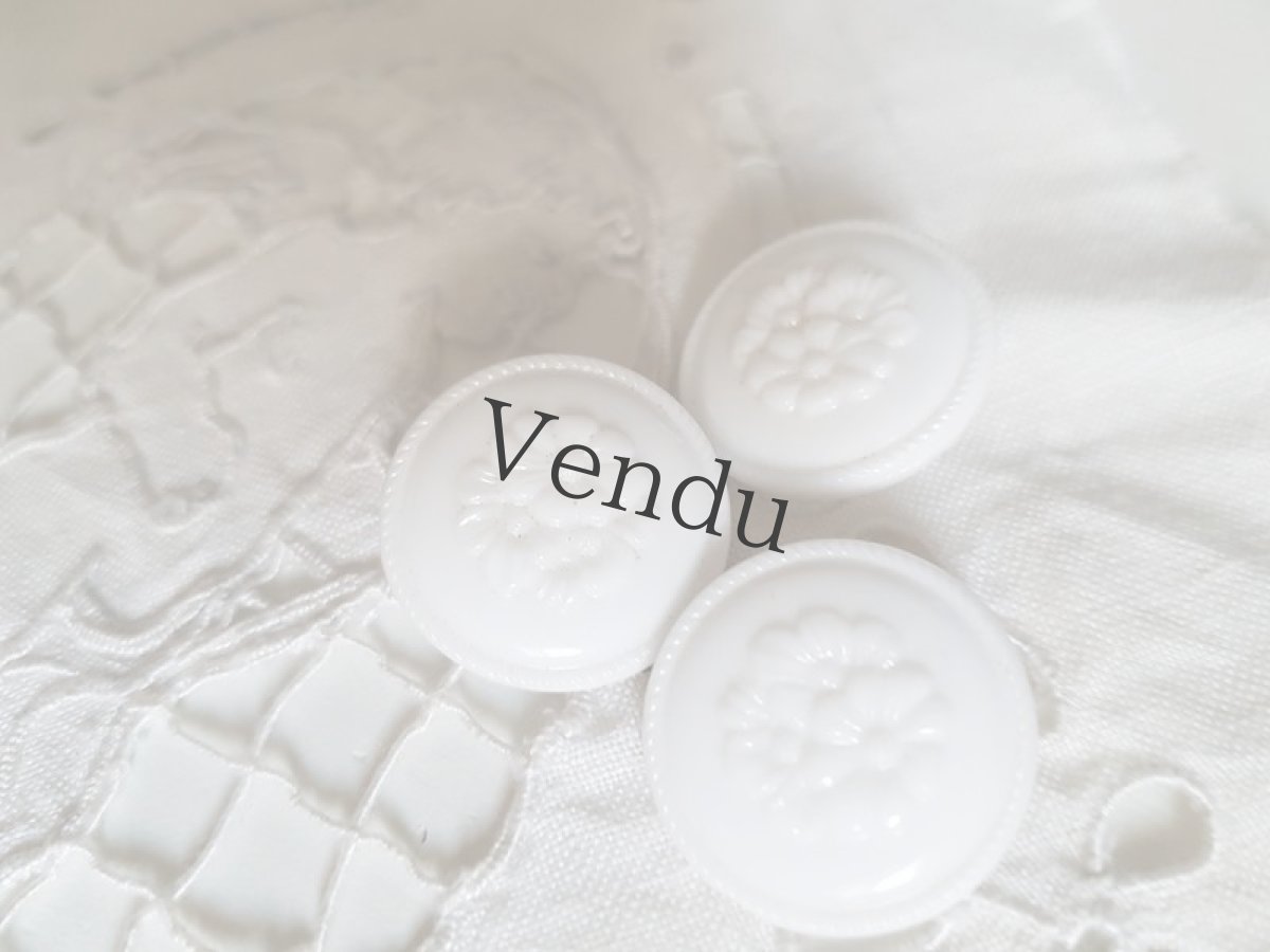 画像2: ヴィンテージ　ピュアホワイトのガラスボタン 23mm (2)