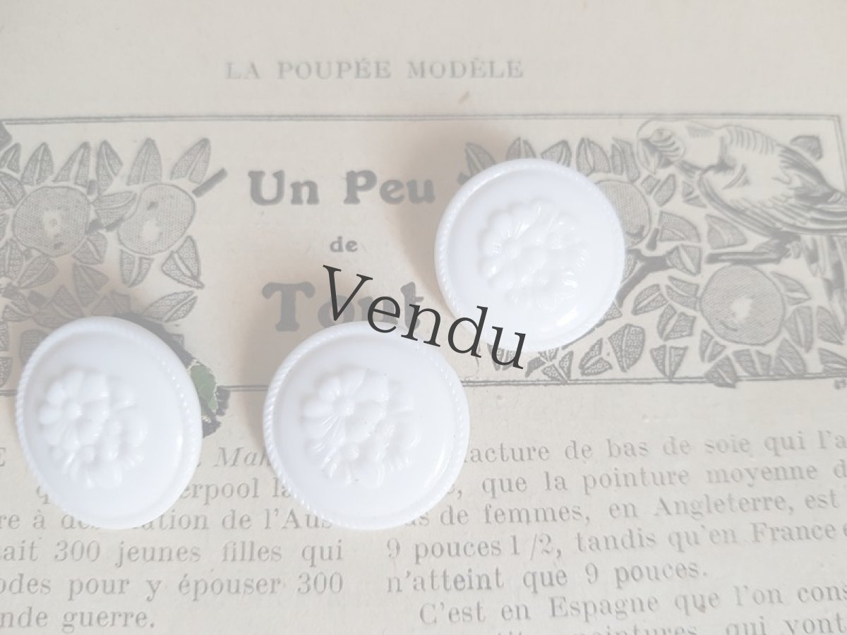 画像3: ヴィンテージ　ピュアホワイトのガラスボタン 23mm (3)