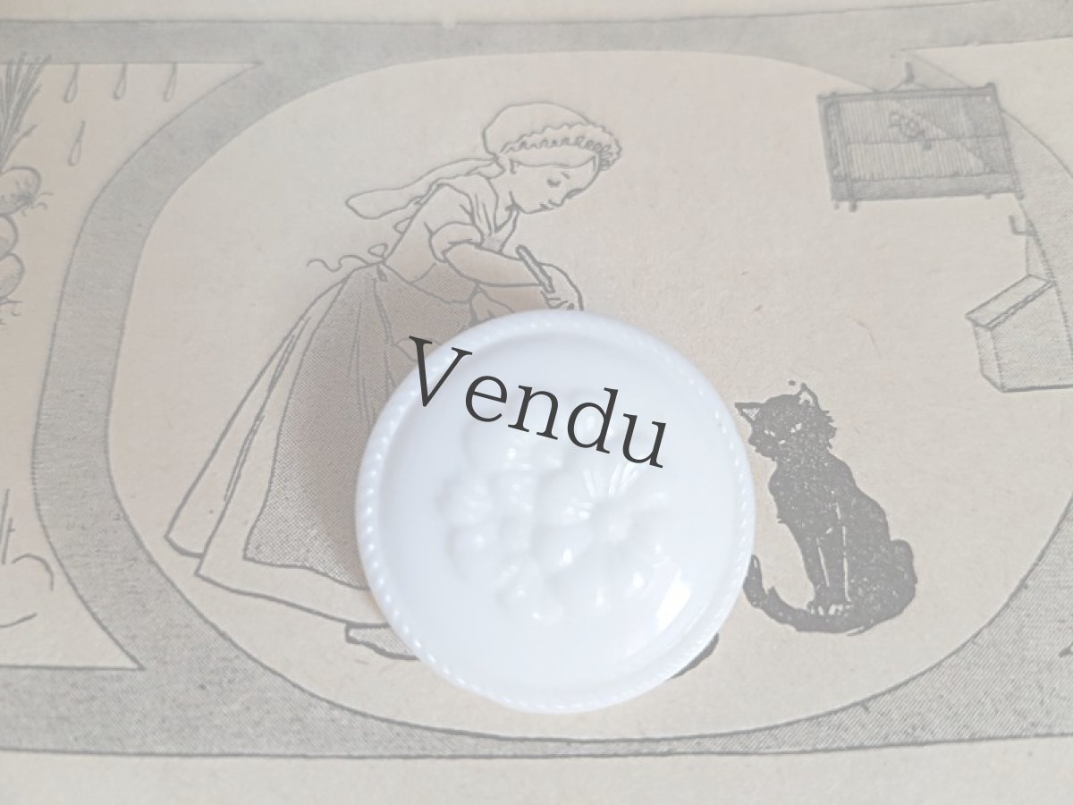 画像4: ヴィンテージ　ピュアホワイトのガラスボタン 23mm (4)