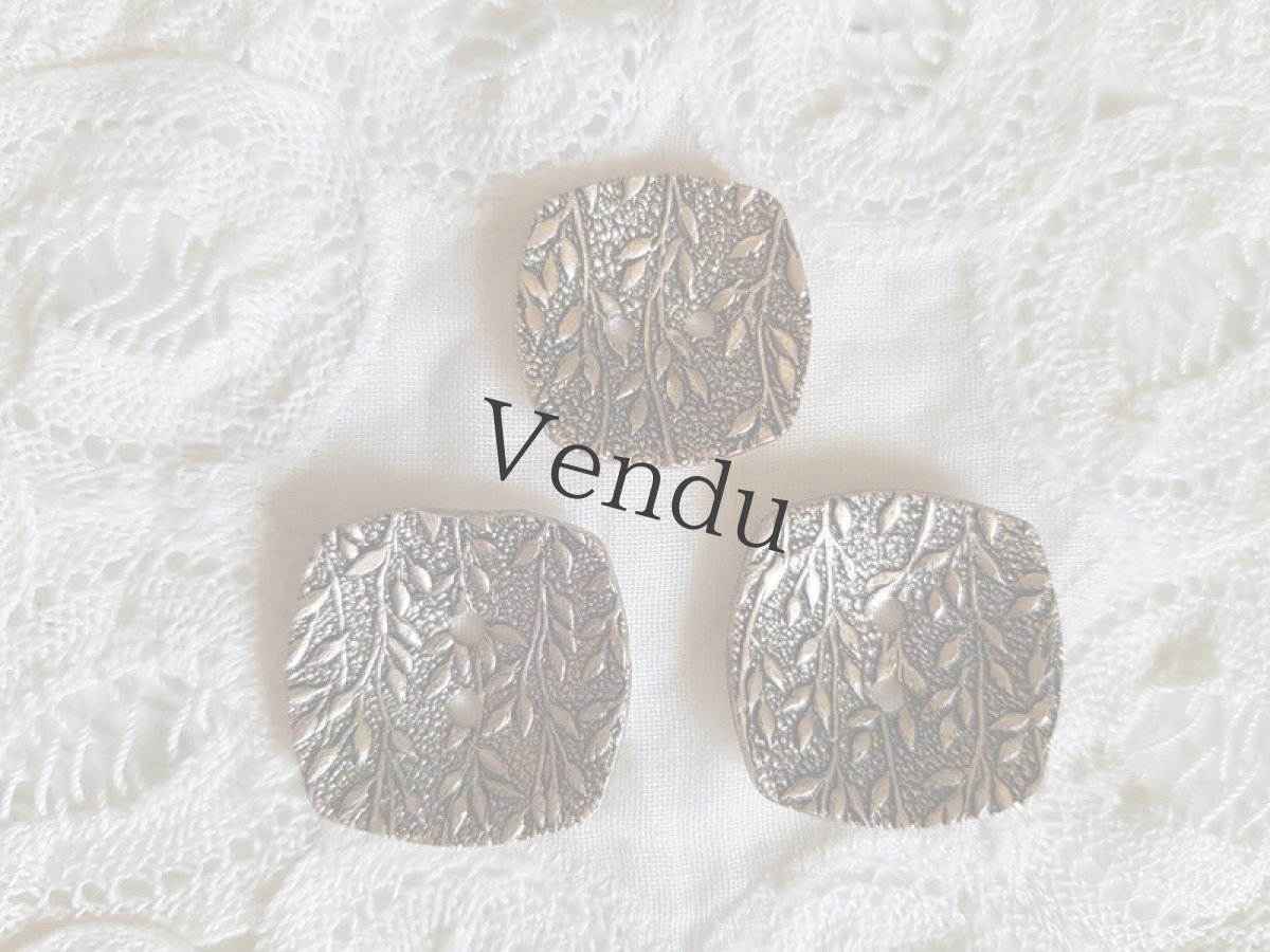 画像2: ヴィンテージ　植物柄のゴールドメタルボタン 大小３個セット (2)