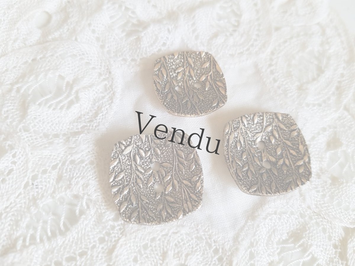 画像3: ヴィンテージ　植物柄のゴールドメタルボタン 大小３個セット (3)