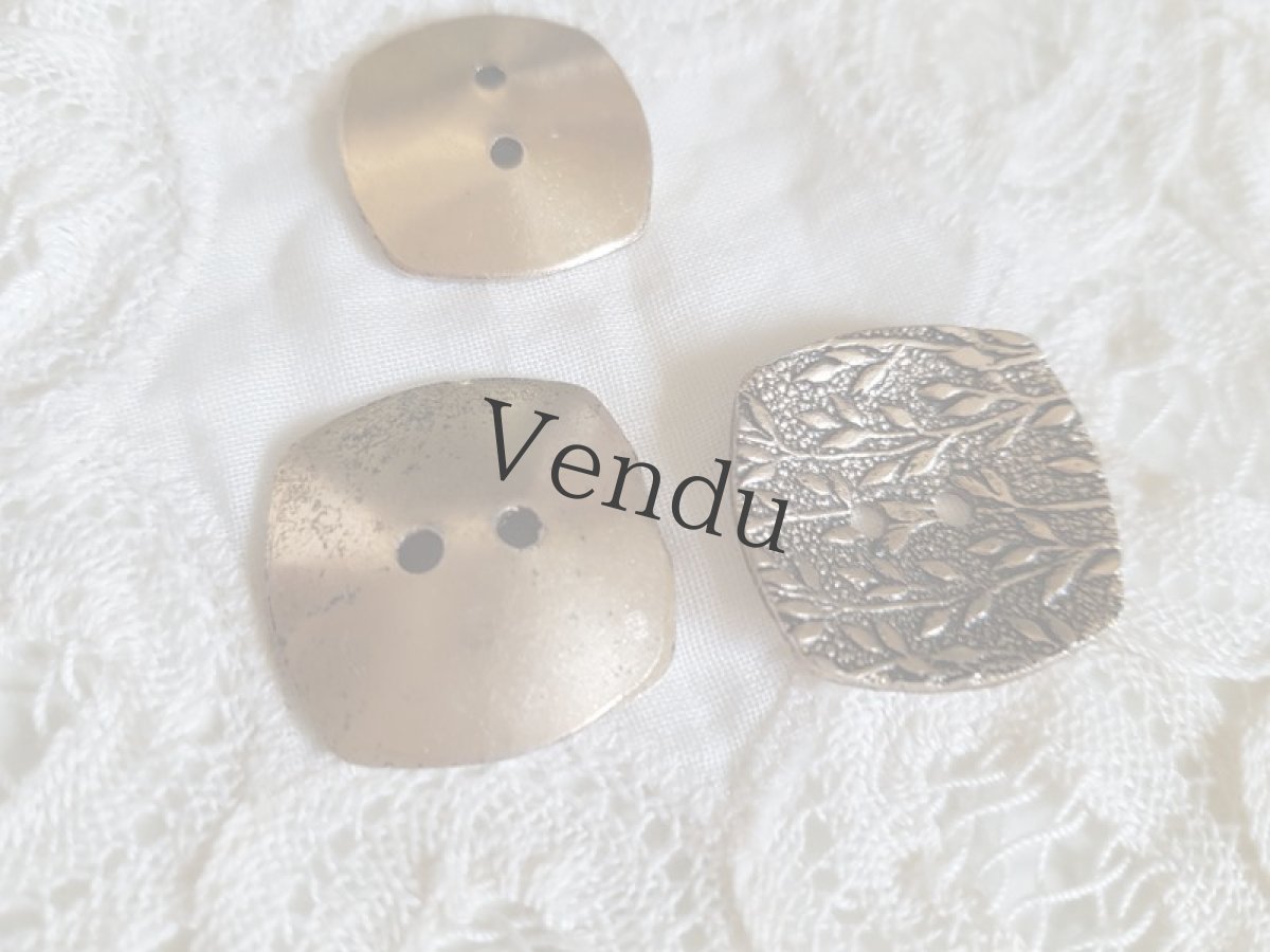 画像4: ヴィンテージ　植物柄のゴールドメタルボタン 大小３個セット (4)