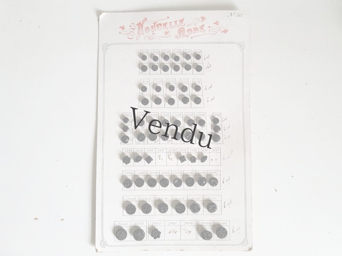 画像3: フランス 19世紀末 フレンチジェットボタンシート 75個 (3)