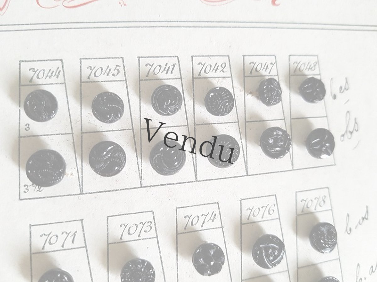 画像4: フランス 19世紀末 フレンチジェットボタンシート 75個 (4)