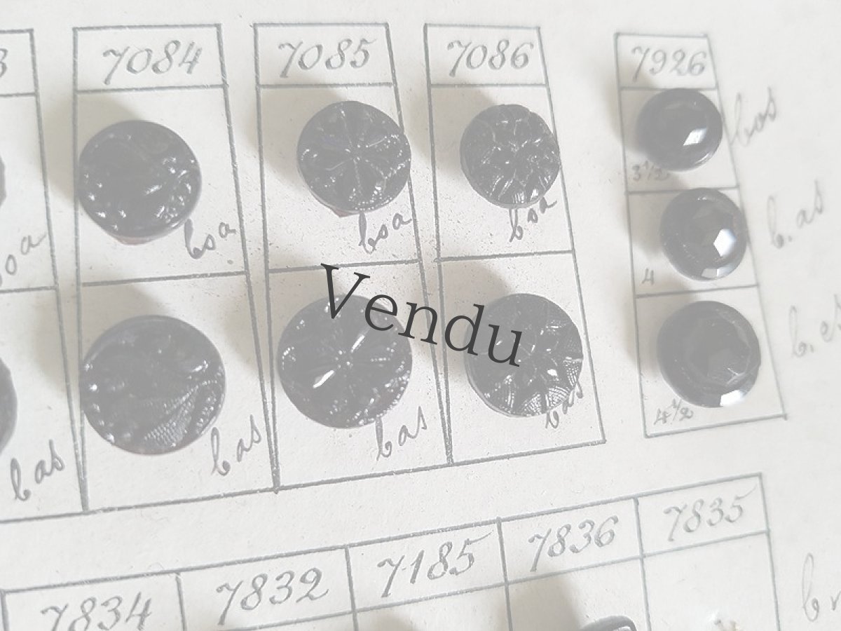 画像7: フランス 19世紀末 フレンチジェットボタンシート 75個 (7)