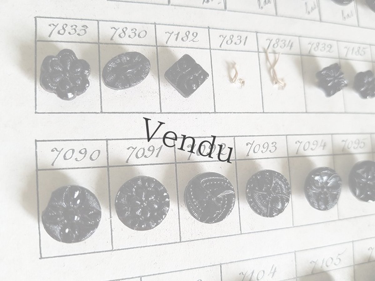 画像8: フランス 19世紀末 フレンチジェットボタンシート 75個 (8)