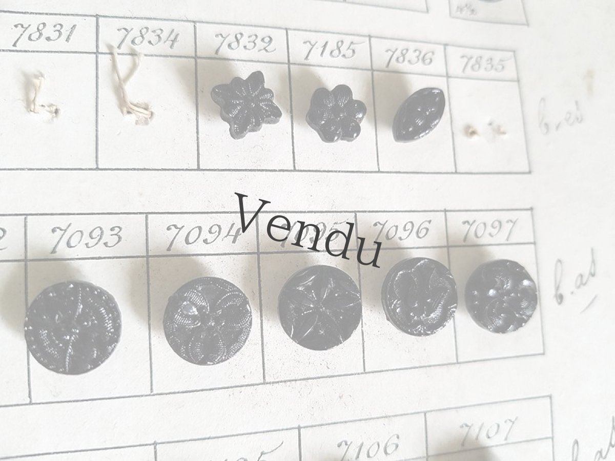 画像9: フランス 19世紀末 フレンチジェットボタンシート 75個 (9)