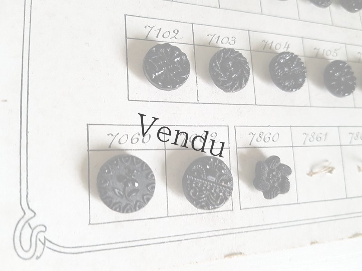 画像10: フランス 19世紀末 フレンチジェットボタンシート 75個 (10)