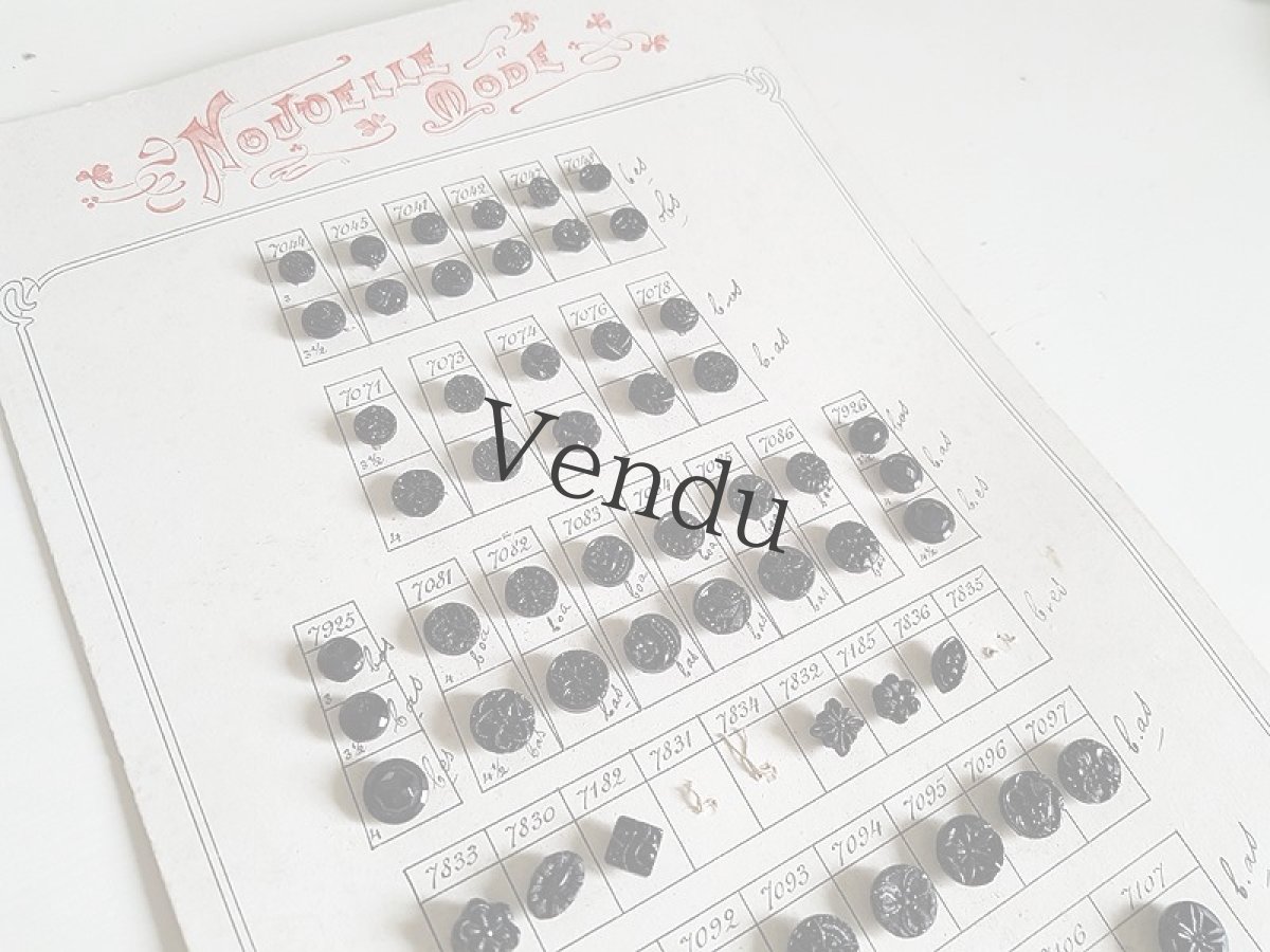 画像2: フランス 19世紀末 フレンチジェットボタンシート 75個 (2)