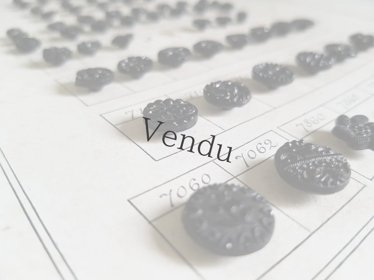 画像12: フランス 19世紀末 フレンチジェットボタンシート 75個 (12)