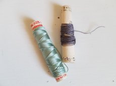 画像4: アンティーク　筒状糸巻き　絹糸混の２色セット (4)