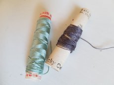 画像2: アンティーク　筒状糸巻き　絹糸混の２色セット (2)