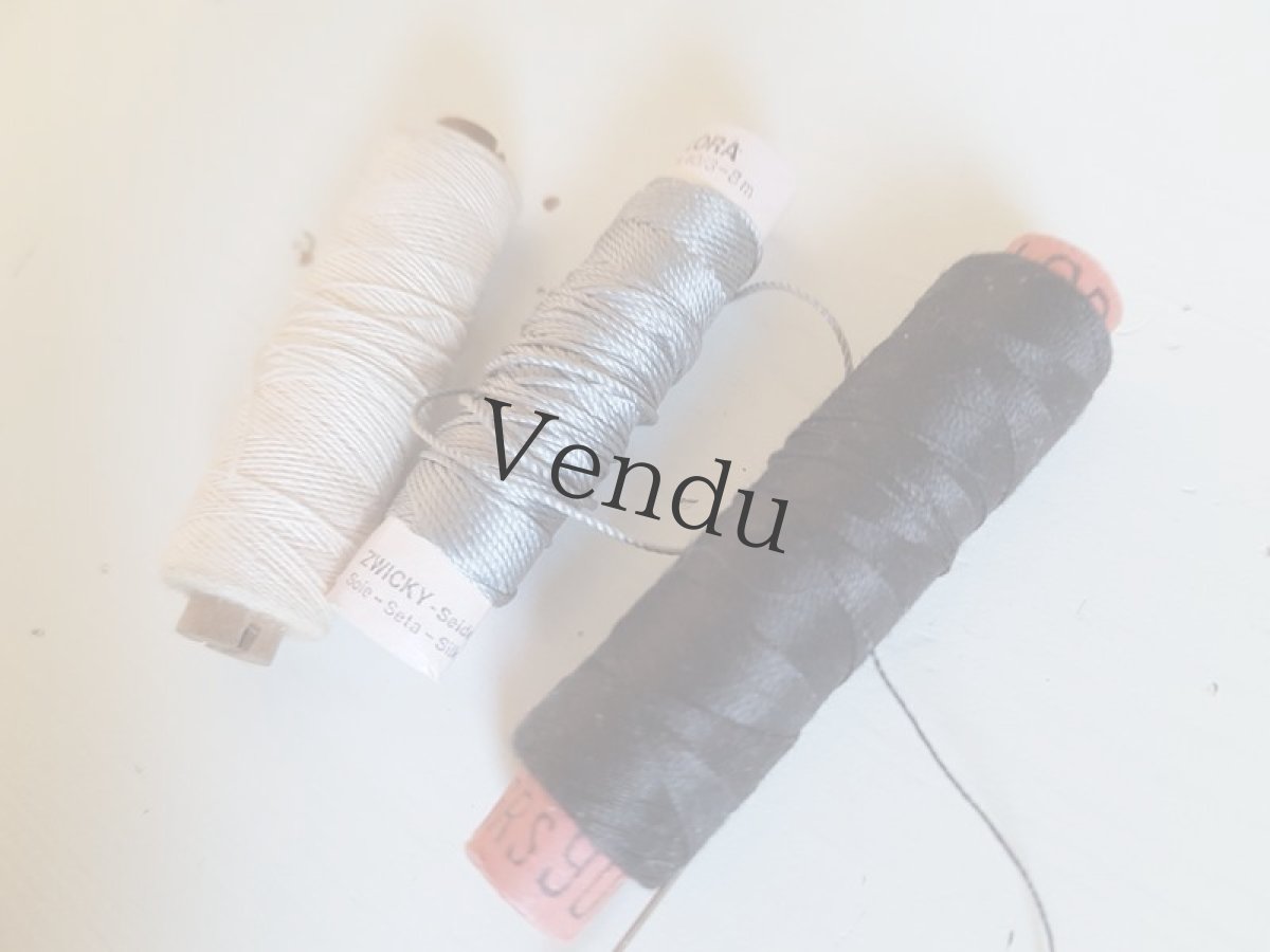 画像3: アンティーク　筒状糸巻き　絹糸混の３色セット　縫い針つき (3)