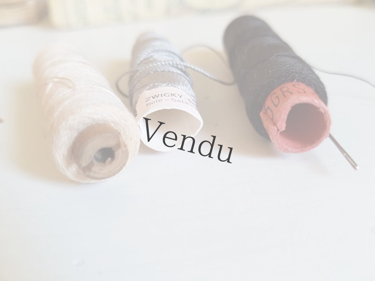 画像6: アンティーク　筒状糸巻き　絹糸混の３色セット　縫い針つき (6)