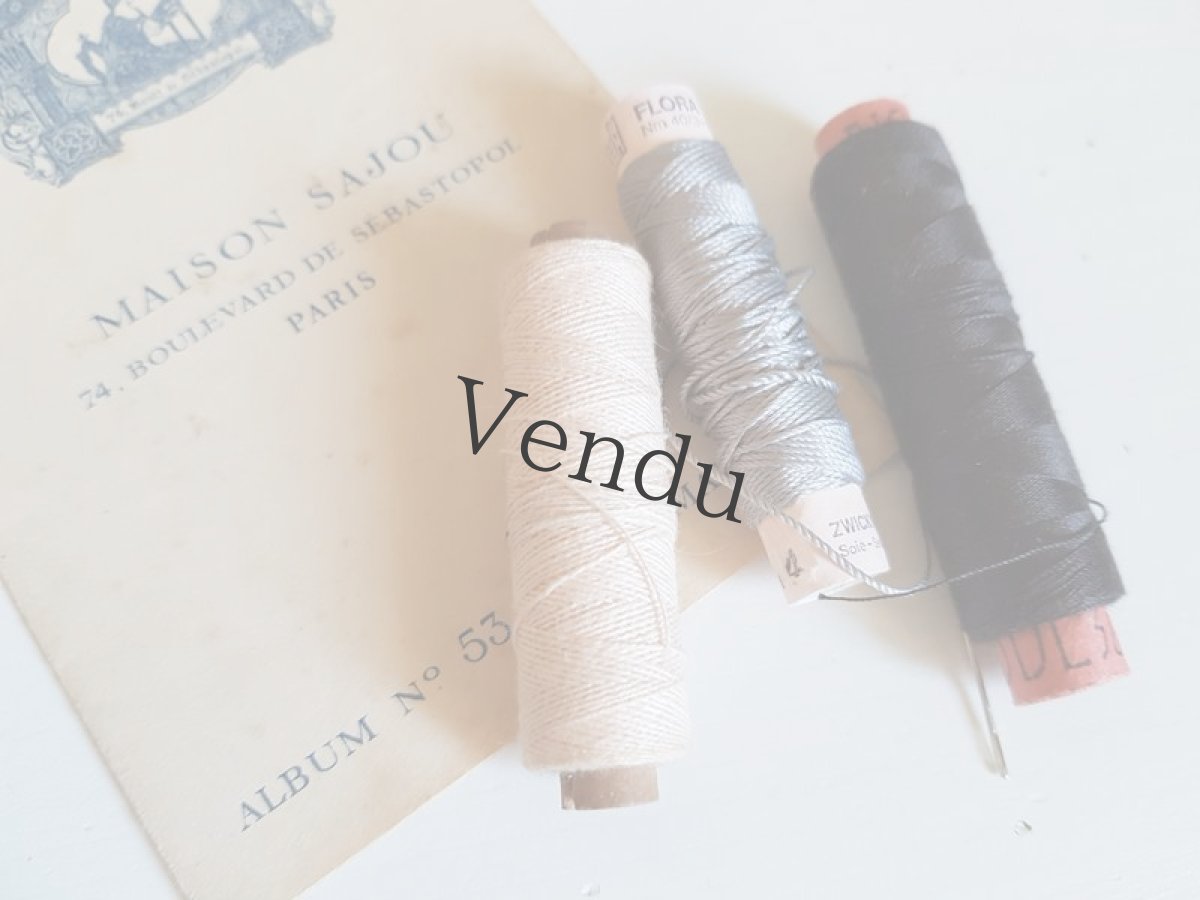 画像5: アンティーク　筒状糸巻き　絹糸混の３色セット　縫い針つき (5)