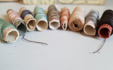画像6: アンティーク　筒状糸巻き　絹糸混の２色セット (6)