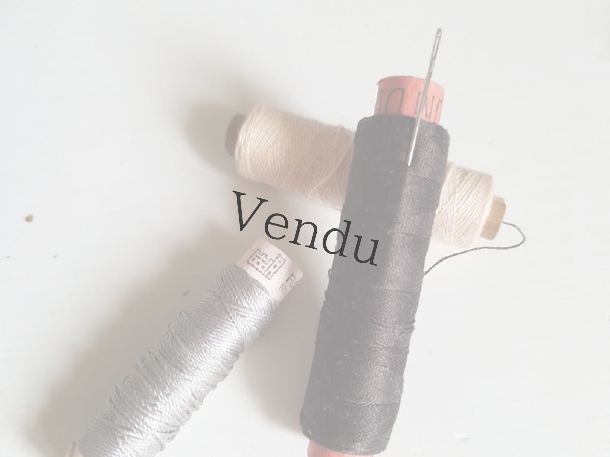 画像4: アンティーク　筒状糸巻き　絹糸混の３色セット　縫い針つき (4)