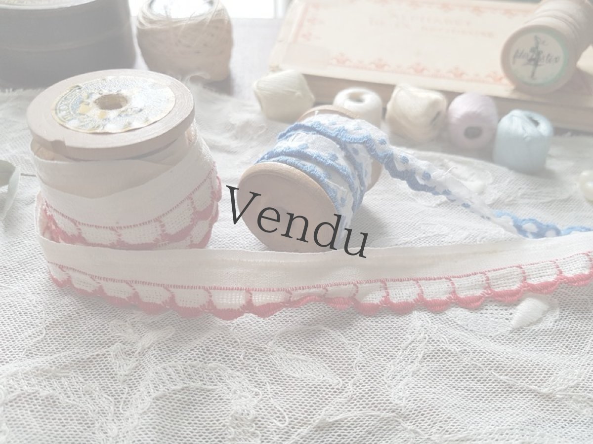 画像5: ヴィンテージ　白と赤刺繍リボン　DMCの木製ボビンつき (5)