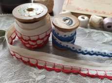 画像5: ヴィンテージ　白と青刺繍リボン　木製ボビンつき (5)
