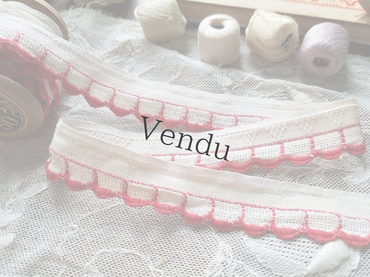 画像2: ヴィンテージ　白と赤刺繍リボン　DMCの木製ボビンつき (2)