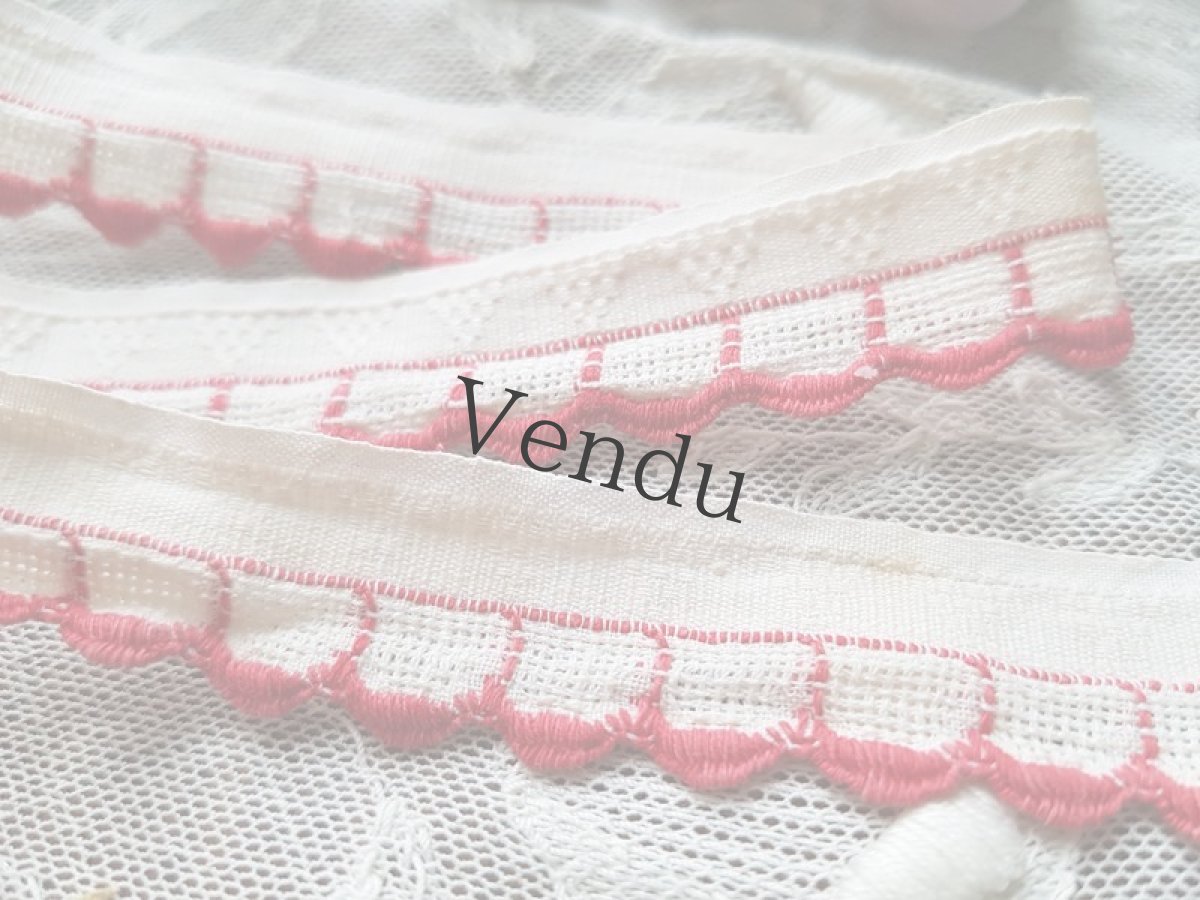 画像3: ヴィンテージ　白と赤刺繍リボン　DMCの木製ボビンつき (3)