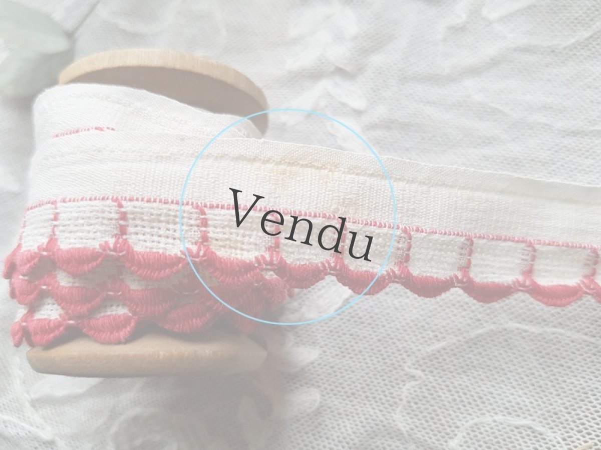 画像4: ヴィンテージ　白と赤刺繍リボン　DMCの木製ボビンつき (4)