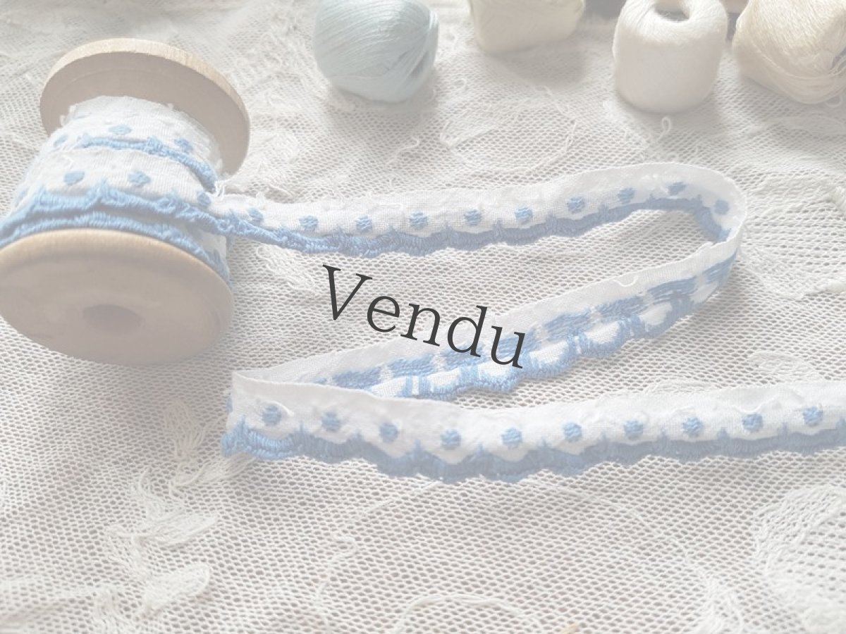 画像2: ヴィンテージ　白と青刺繍リボン　木製ボビンつき (2)