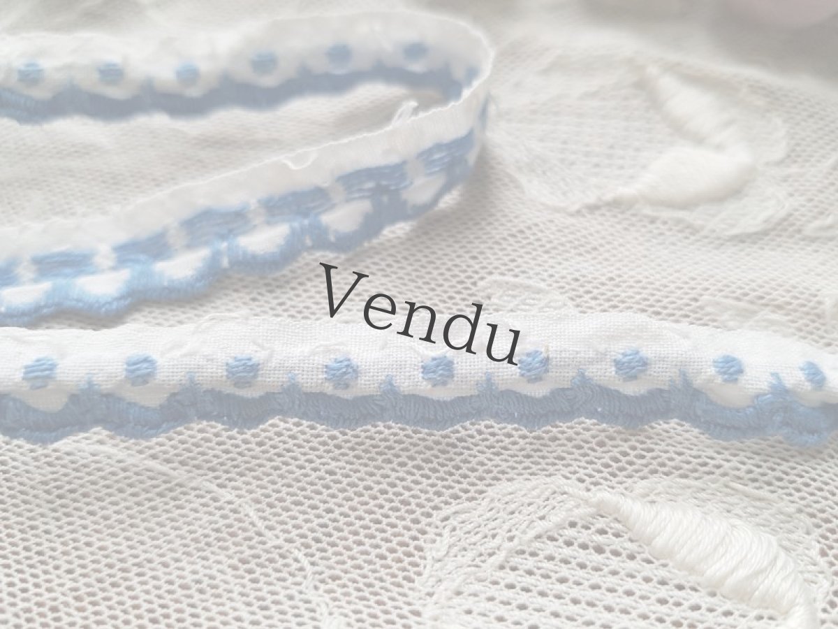 画像3: ヴィンテージ　白と青刺繍リボン　木製ボビンつき (3)