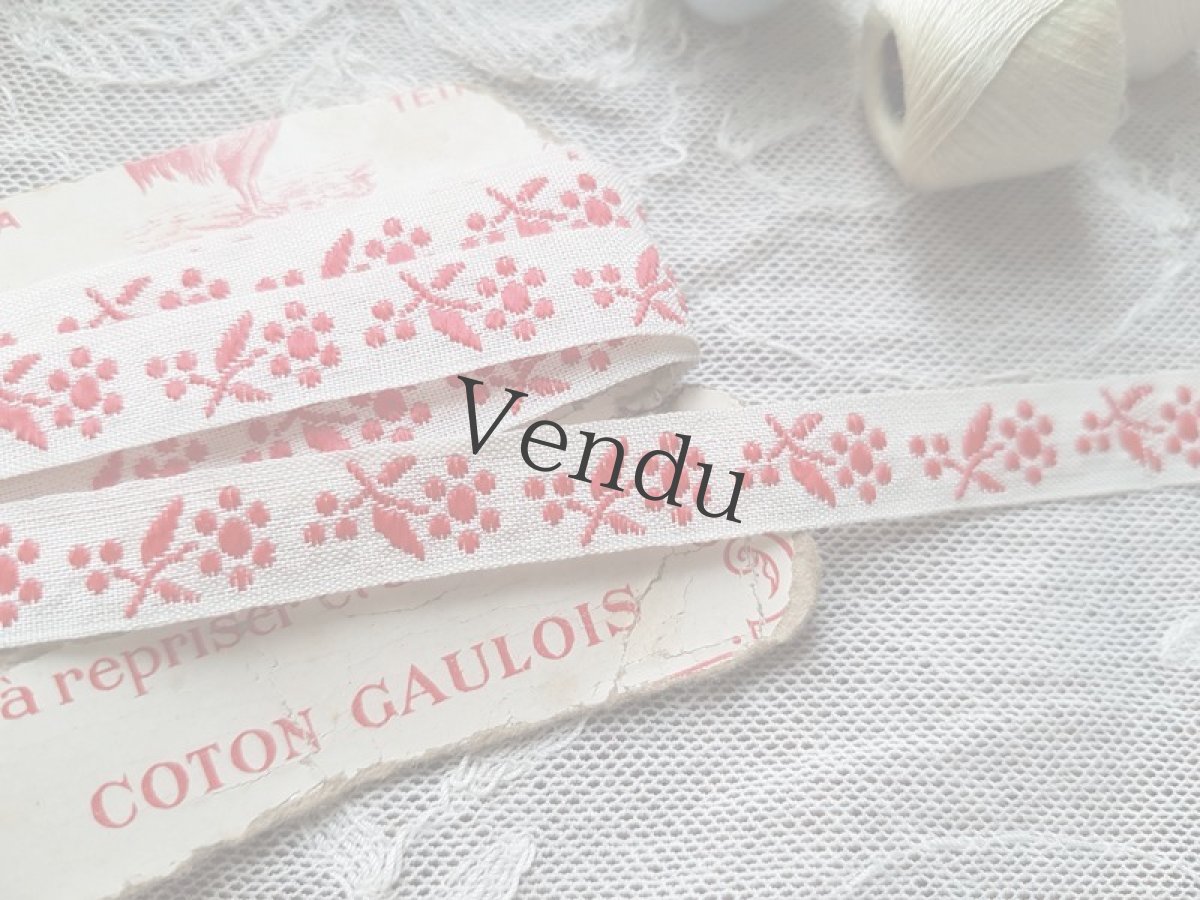 画像2: ヴィンテージ　赤いお花の刺繍リボン　糸巻き台紙つき (2)