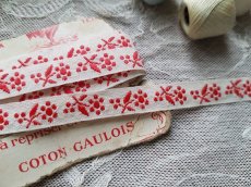 画像2: ヴィンテージ　赤いお花の刺繍リボン　糸巻き台紙つき (2)