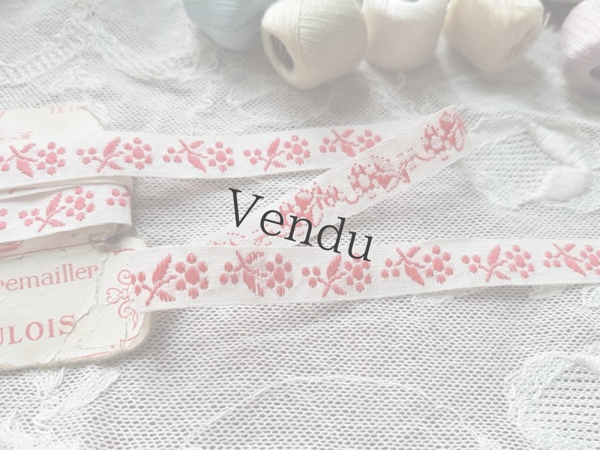 画像3: ヴィンテージ　赤いお花の刺繍リボン　糸巻き台紙つき (3)