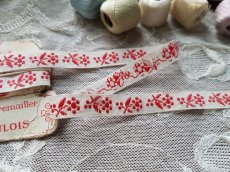 画像3: ヴィンテージ　赤いお花の刺繍リボン　糸巻き台紙つき (3)