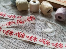 画像4: ヴィンテージ　赤いお花の刺繍リボン　糸巻き台紙つき (4)