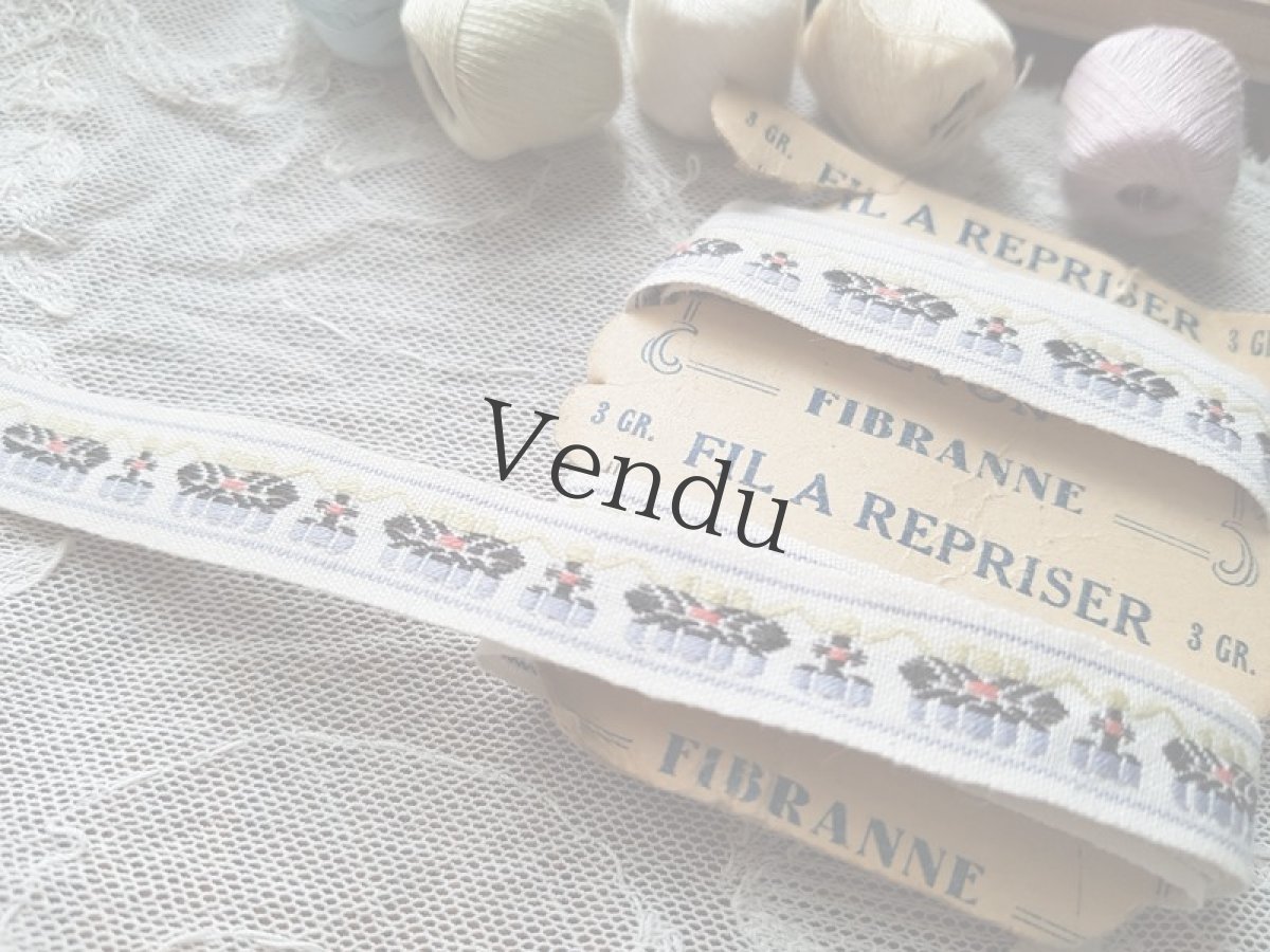 画像2: ヴィンテージ　個性的なデザインの刺繍リボン　糸巻き台紙つき (2)