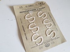 画像1: フランスアンティーク　カルティエ＝ブレッソン刺繍用モノグラムシート「S」 (1)