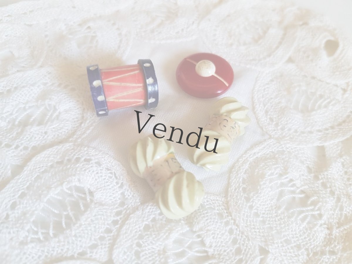 画像7: フランスヴィンテージ　楽しげな様子の陶器ボタン　４個セット (7)