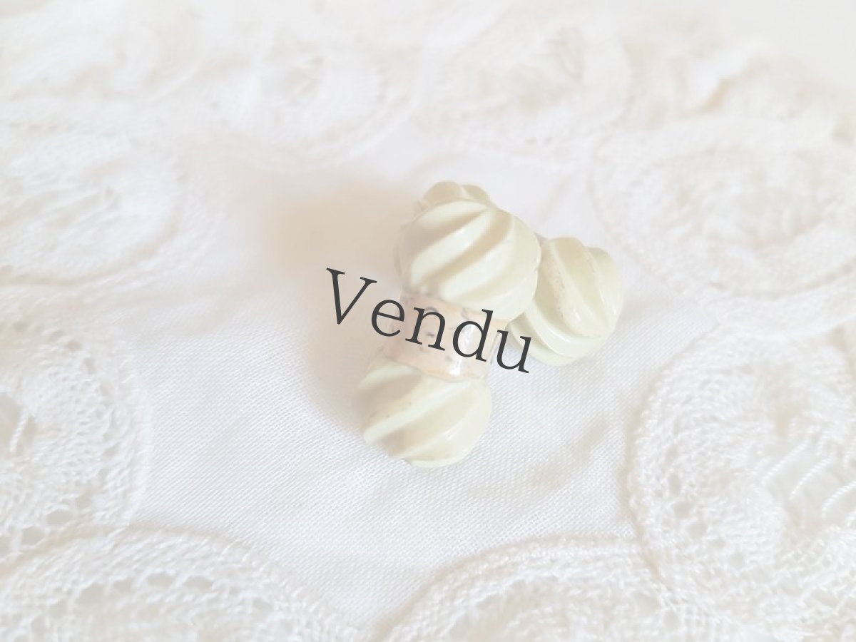 画像6: フランスヴィンテージ　楽しげな様子の陶器ボタン　４個セット (6)