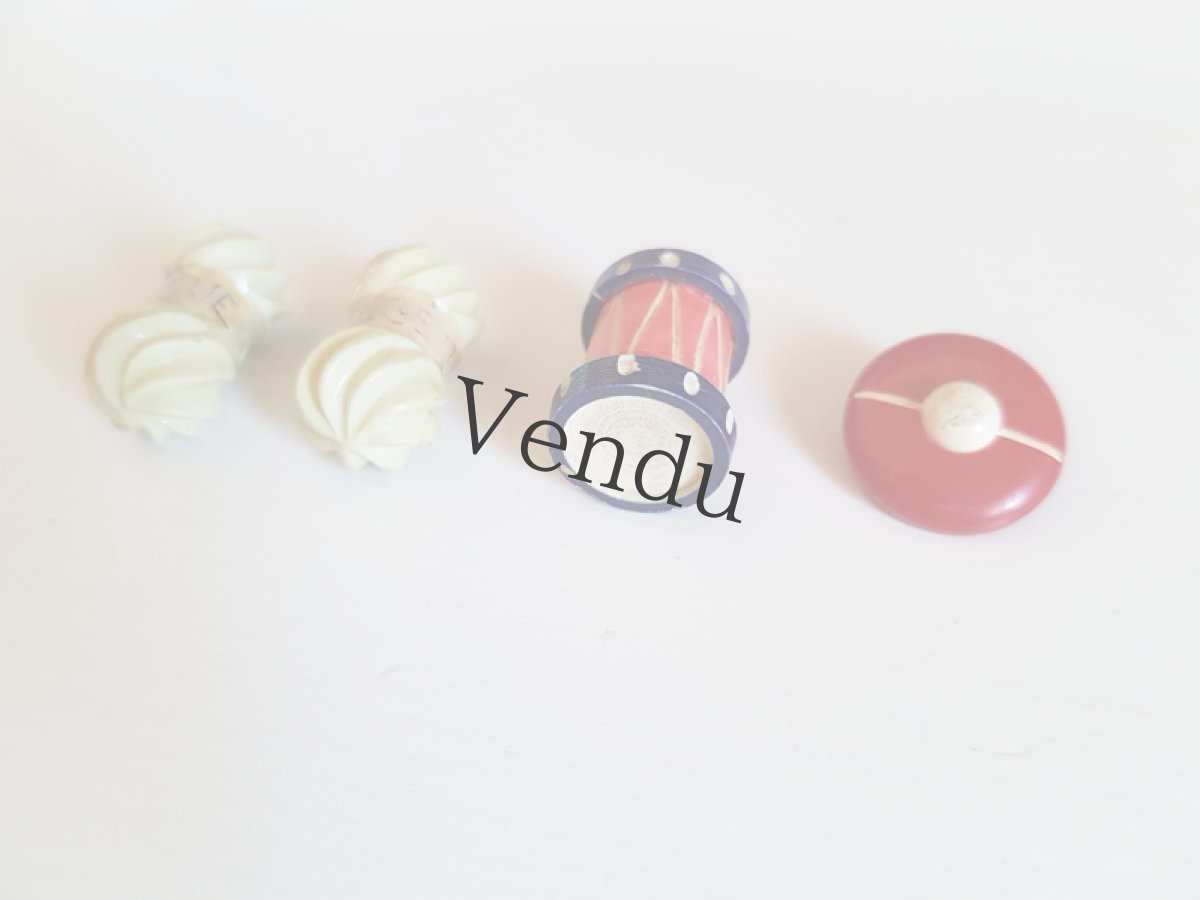 画像2: フランスヴィンテージ　楽しげな様子の陶器ボタン　４個セット (2)