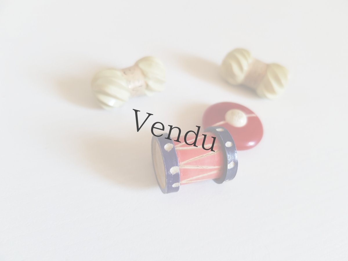 画像3: フランスヴィンテージ　楽しげな様子の陶器ボタン　４個セット (3)