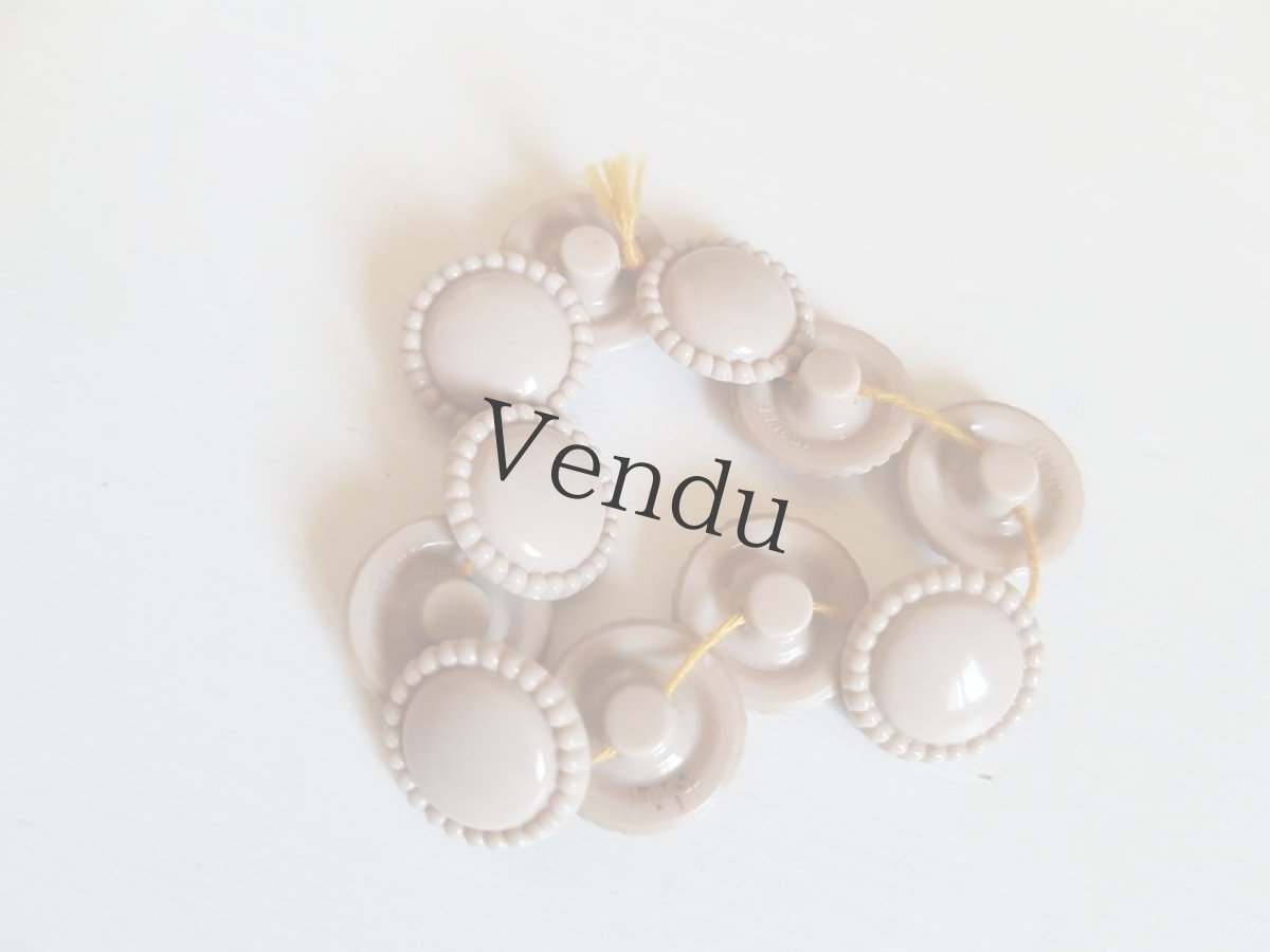 画像3: フランスヴィンテージ　ベージュの繋がったボタン１１個セット (3)