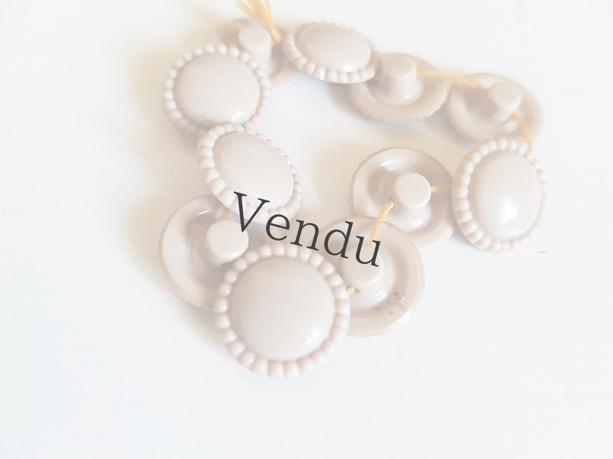 画像2: フランスヴィンテージ　ベージュの繋がったボタン１１個セット (2)