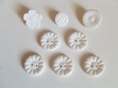 画像1: フランスヴィンテージ　白いお花のボタン８個セット (1)