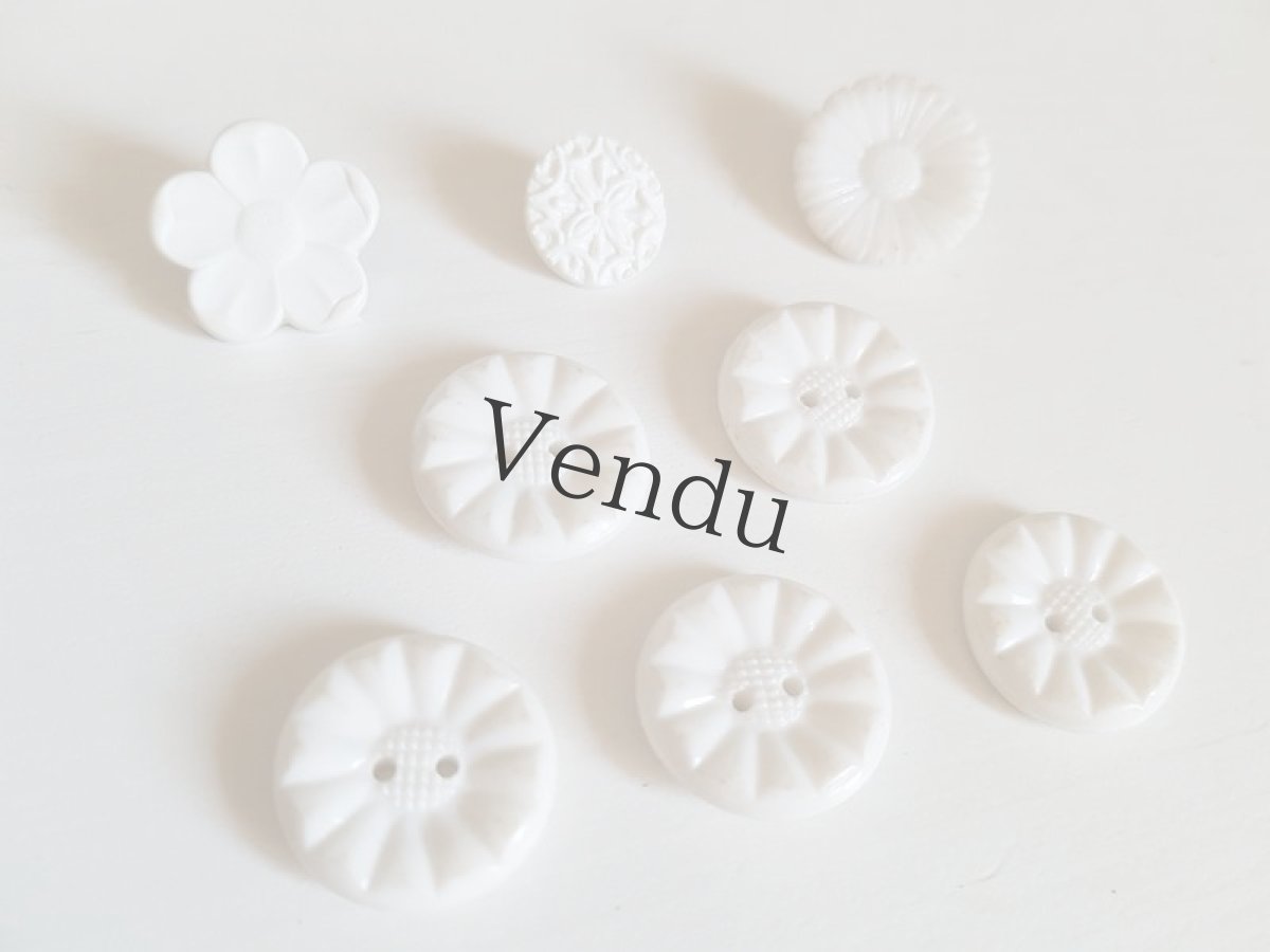 画像2: フランスヴィンテージ　白いお花のボタン８個セット (2)