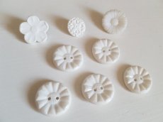 画像2: フランスヴィンテージ　白いお花のボタン８個セット (2)