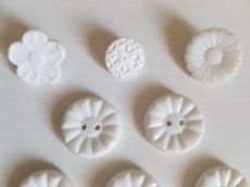 画像3: フランスヴィンテージ　白いお花のボタン８個セット (3)