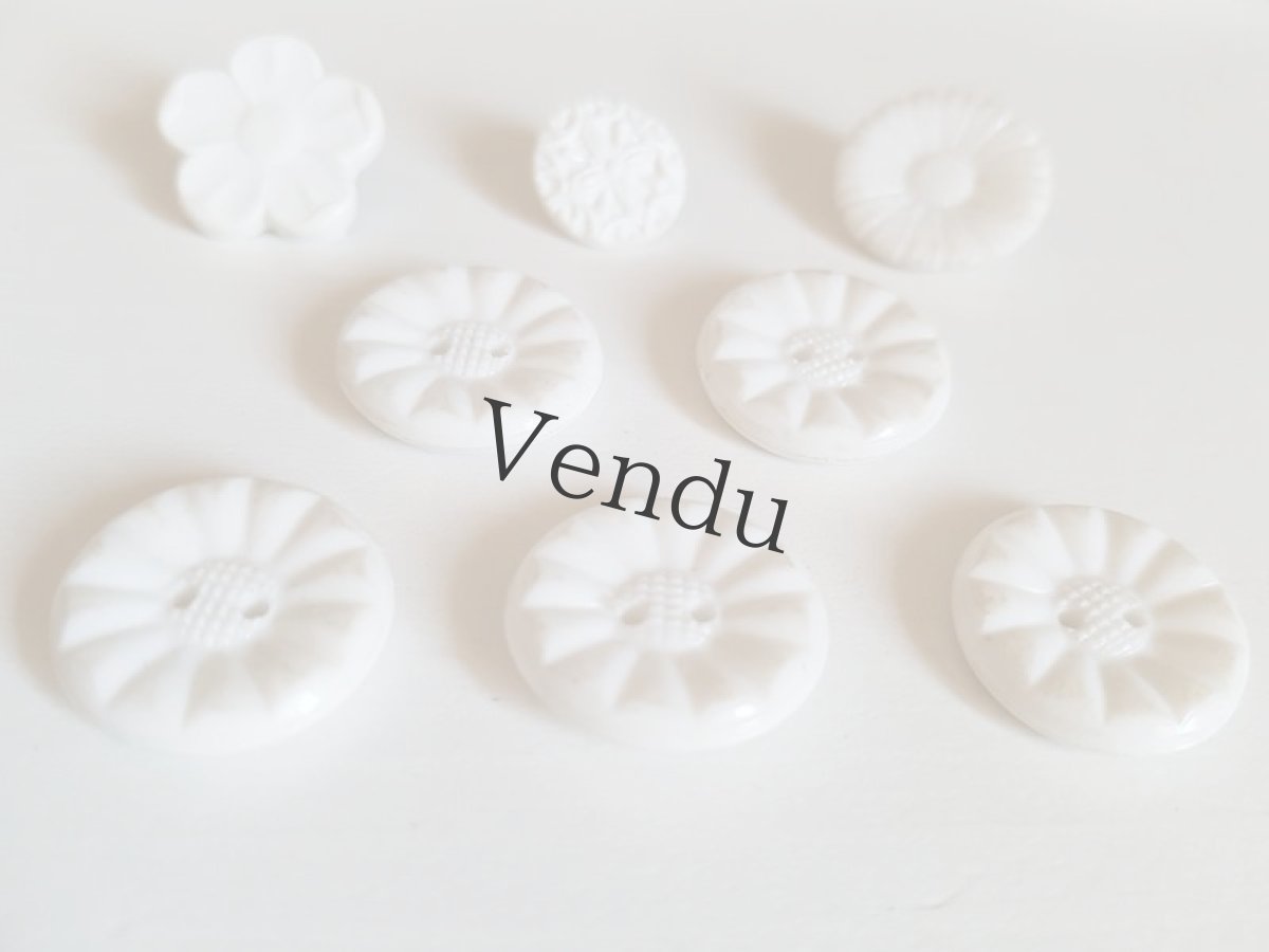 画像4: フランスヴィンテージ　白いお花のボタン８個セット (4)