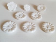 画像4: フランスヴィンテージ　白いお花のボタン８個セット (4)